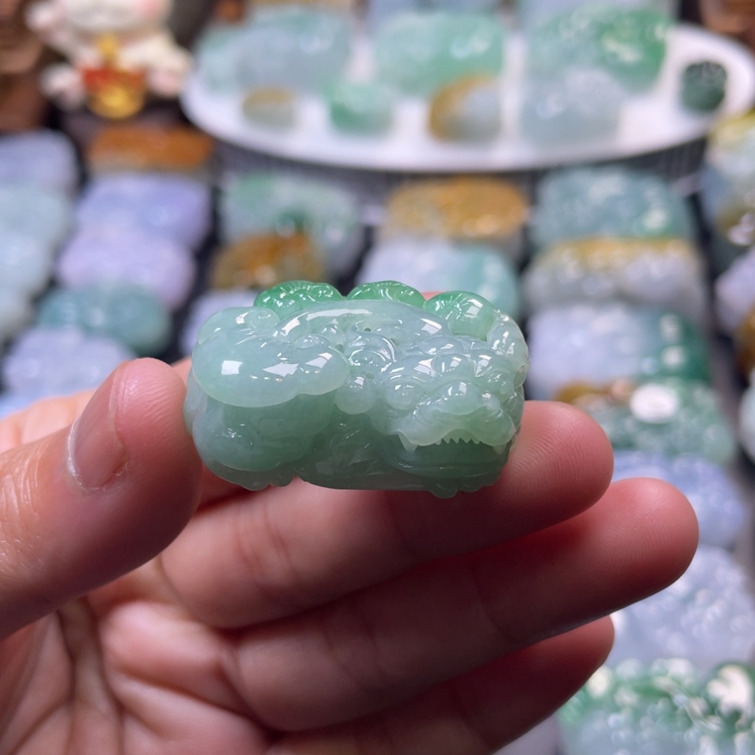 翡翠未镶嵌颈饰貔貅