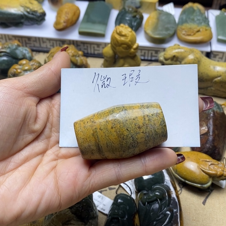 透闪石质玉挂件未镶嵌