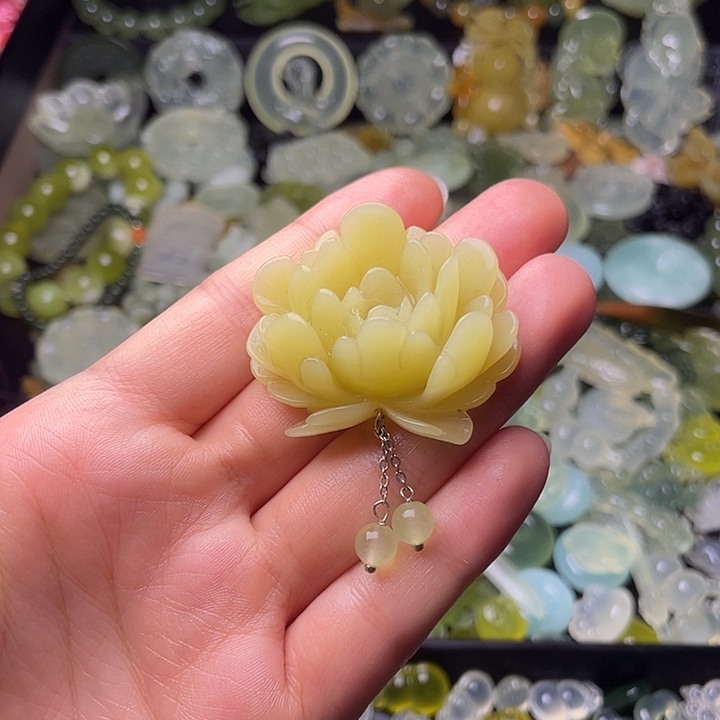 蛇纹石玉合金颈饰牡丹花