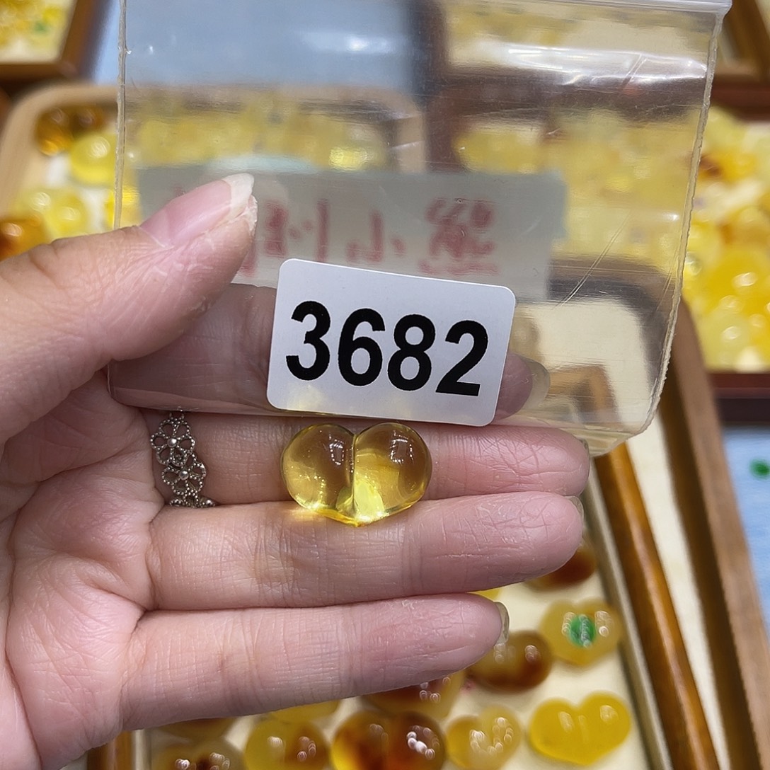 琥珀未镶嵌颈饰蜜蜡