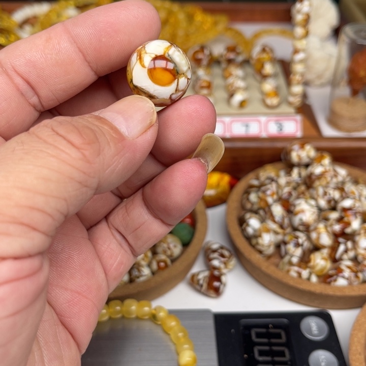 琥珀裸石未镶嵌338号