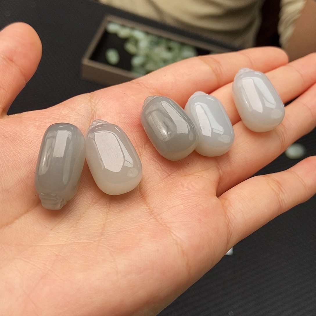 和田玉未镶嵌颈饰烟紫 颜色多样性发拍一发一