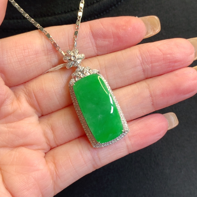 【闪购商品】翡翠18K金镶嵌颈饰马鞍