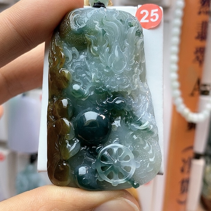 翡翠颈饰未镶嵌龙牌