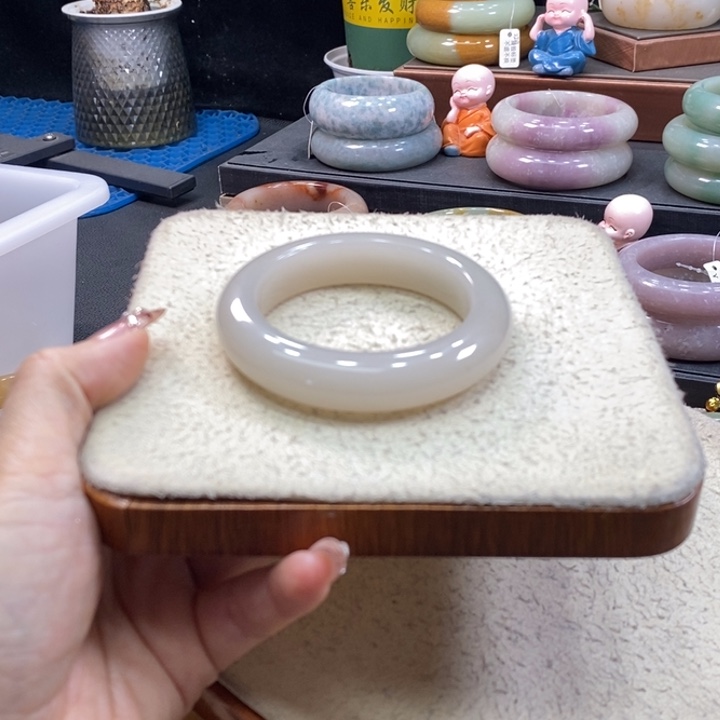 未镶嵌手镯石英岩玉
