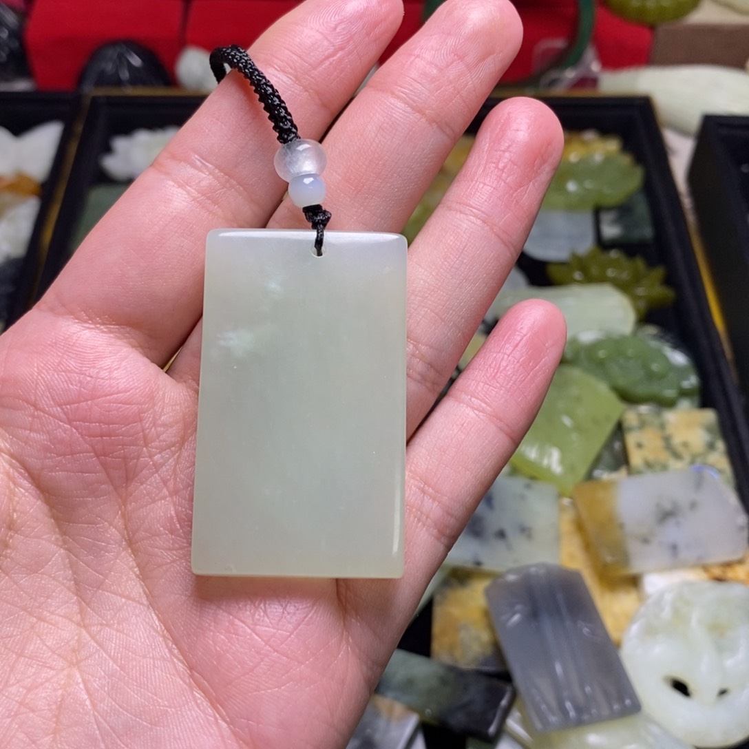 蛇纹石玉颈饰未镶嵌