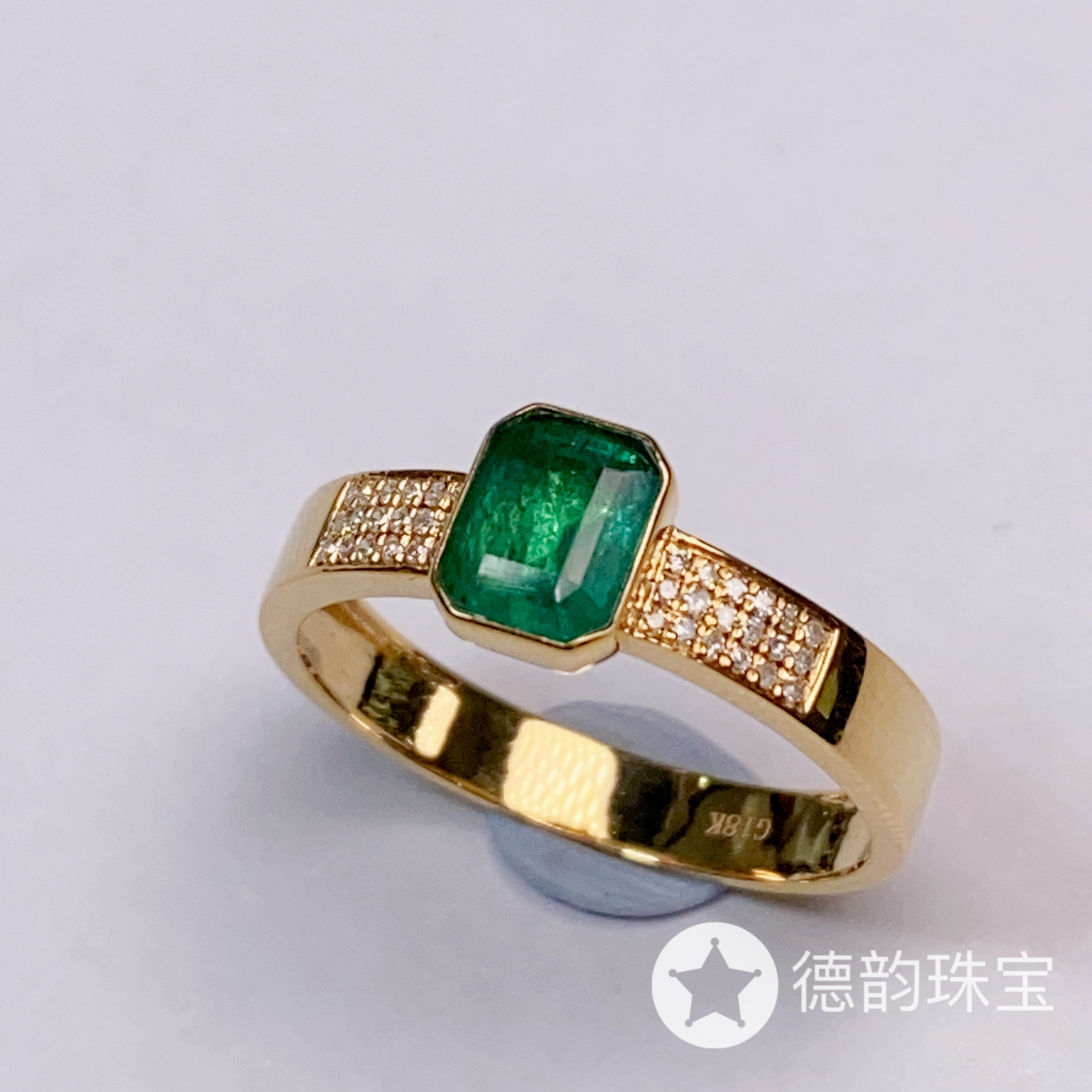 18k金镶嵌祖母绿戒指