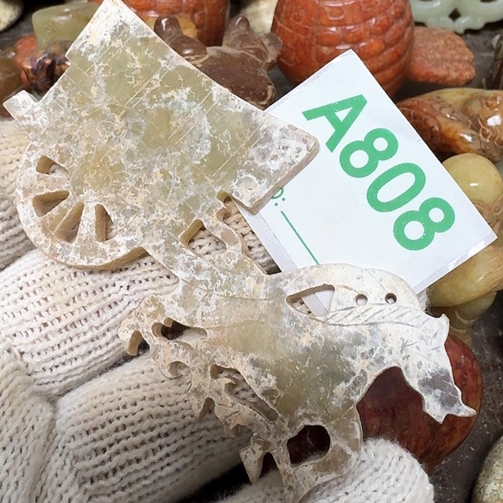 和田玉颈饰未镶嵌西**人