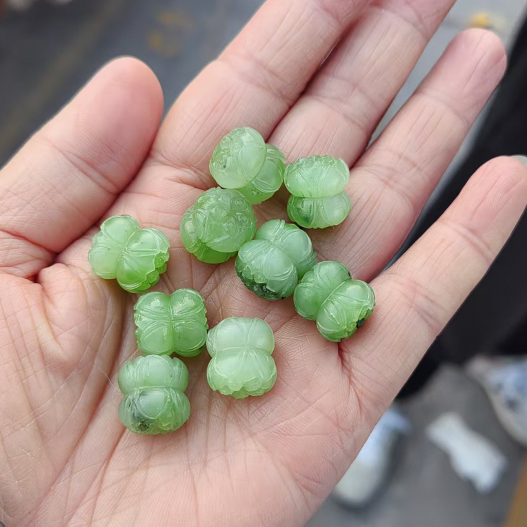 和田玉碧玉乌兰海苹果绿12×12尺寸并蒂莲。多样性发其一