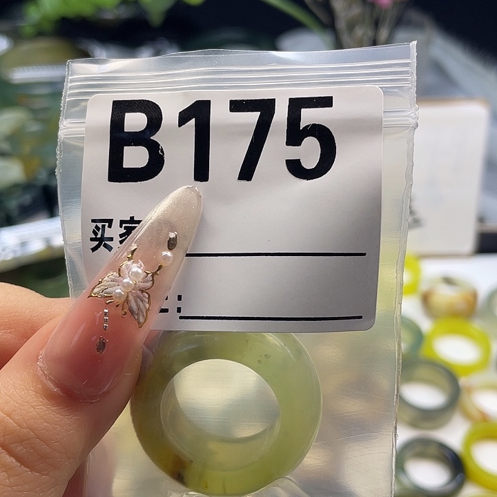 在***人蛇纹石玉未镶嵌戒指