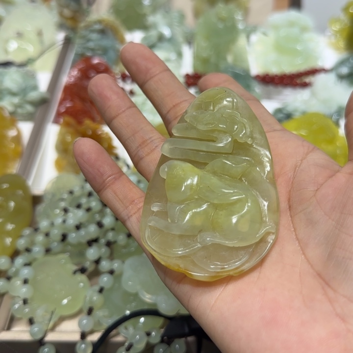 蛇纹石玉吊坠未镶嵌