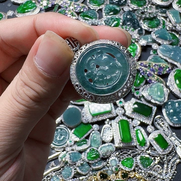 翡翠颈饰未镶嵌天然A货翡翠放漏