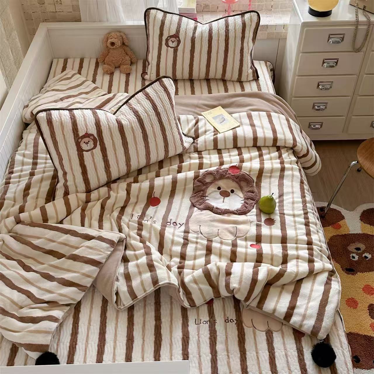 红果小狮子·可爱卡通一体式冬被贴布刺绣加厚牛奶绒工艺款