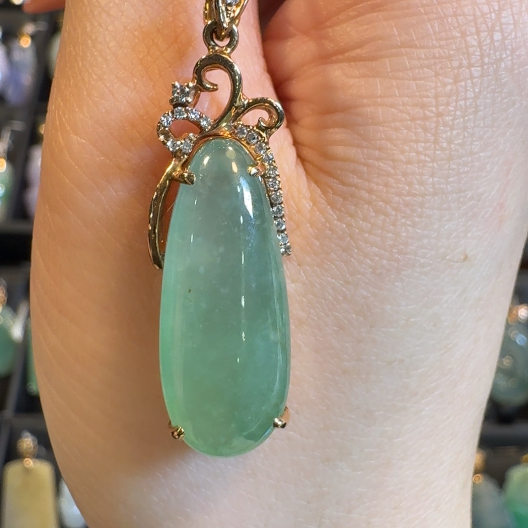 翡翠挂件18K金镶嵌水滴