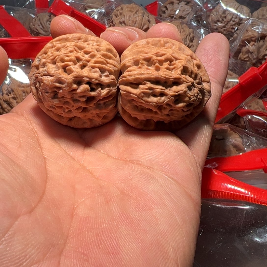 文玩核桃，大尺寸云雾山