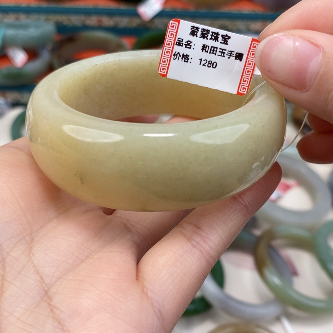 在***C和田玉未镶嵌颈饰且末糖手镯52.7#