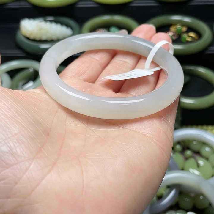 雨***点和田玉未镶嵌手镯