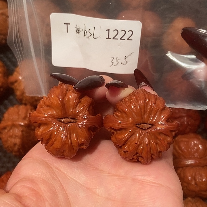 文玩核桃吊坠白狮子35.5