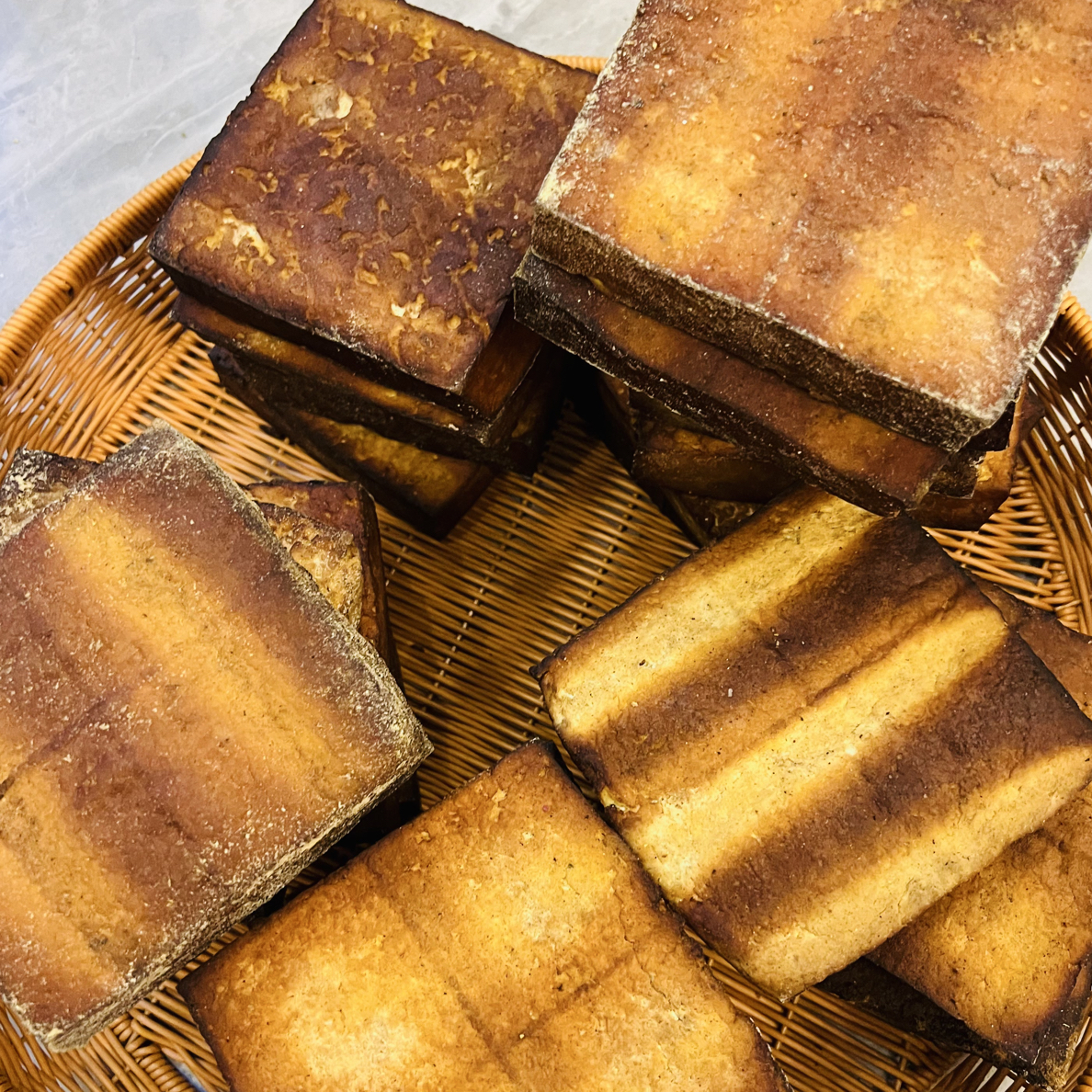 贵州务川手工制作自家的烟熏豆腐干