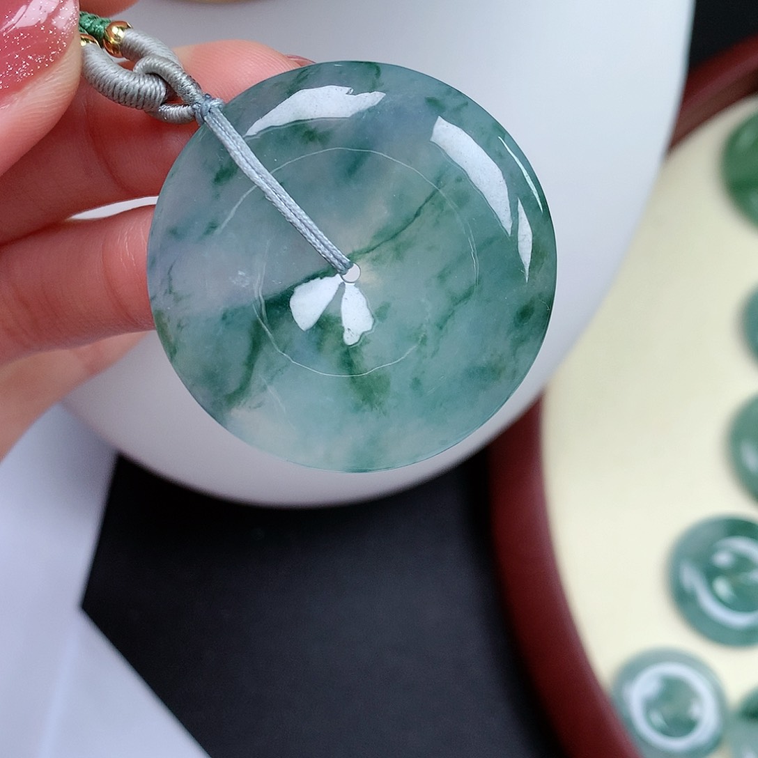 翡翠颈饰未镶嵌平安扣