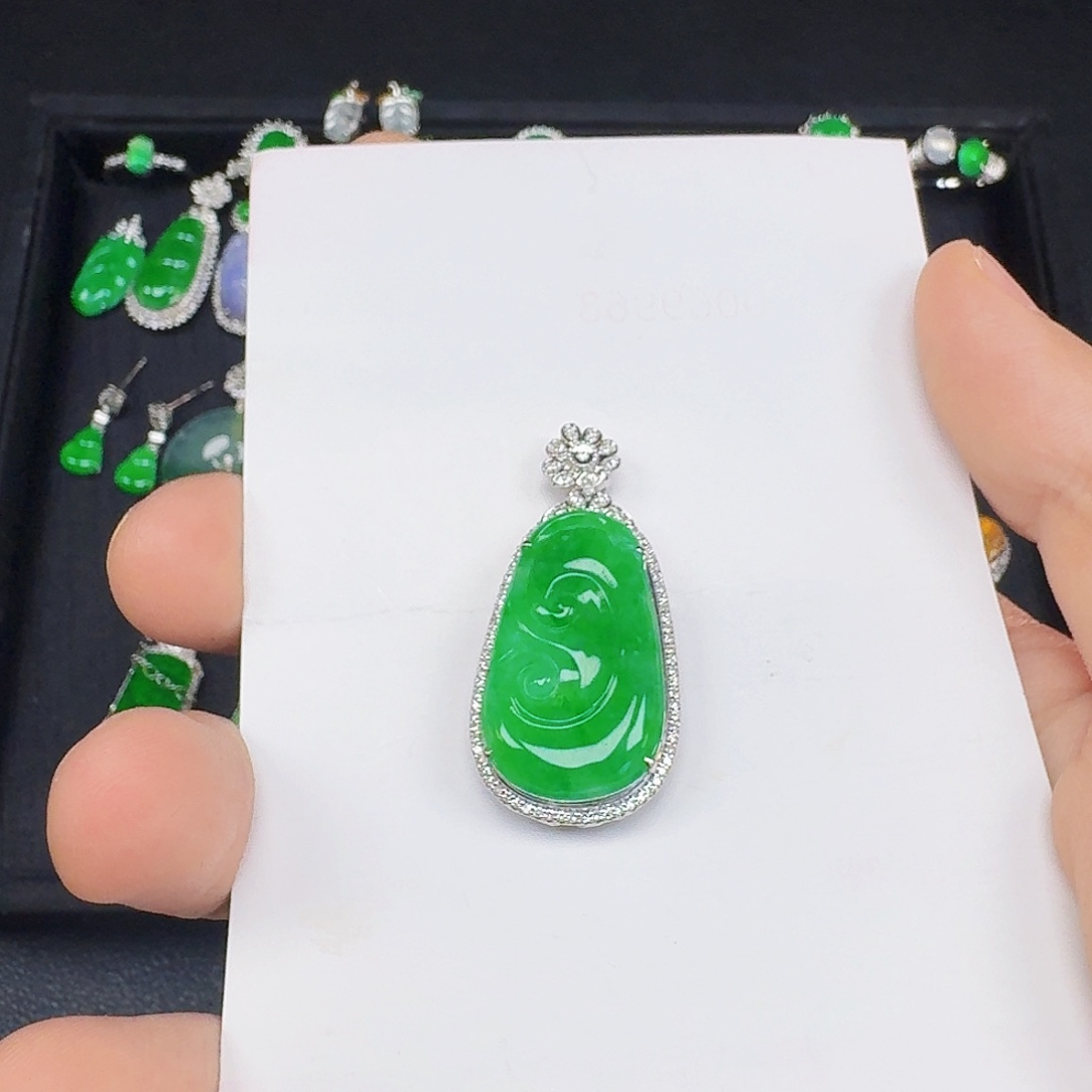 晨***曦翡翠18K金镶嵌颈饰一件