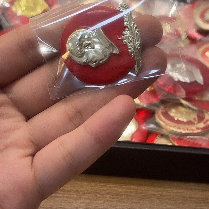 用***8像章一一一高贵轻扬在心里