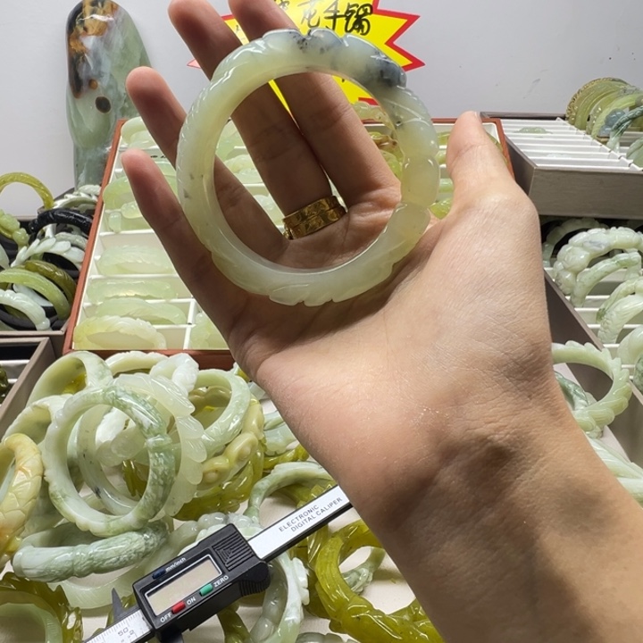 王***冰蛇纹石玉未镶嵌手镯