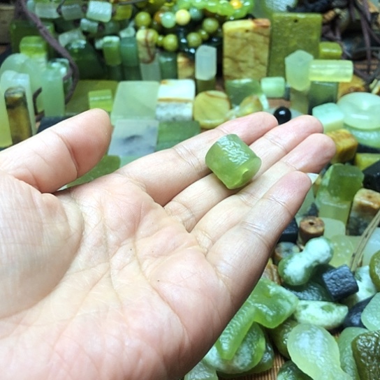 未镶嵌岫玉吊坠巴***巴