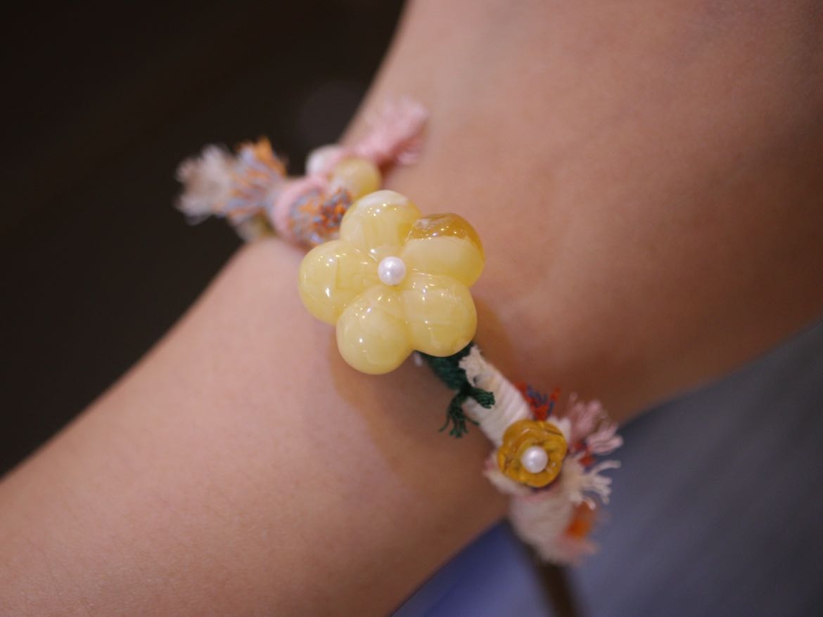 【俄料】天然荧光白妖蜜蜡花花手绳 独家设计款 超美 22*11.3mm 