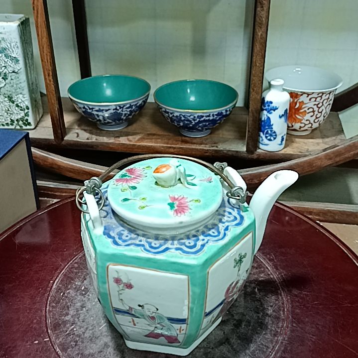 摆件海*粉彩手绘人物茶壶一个