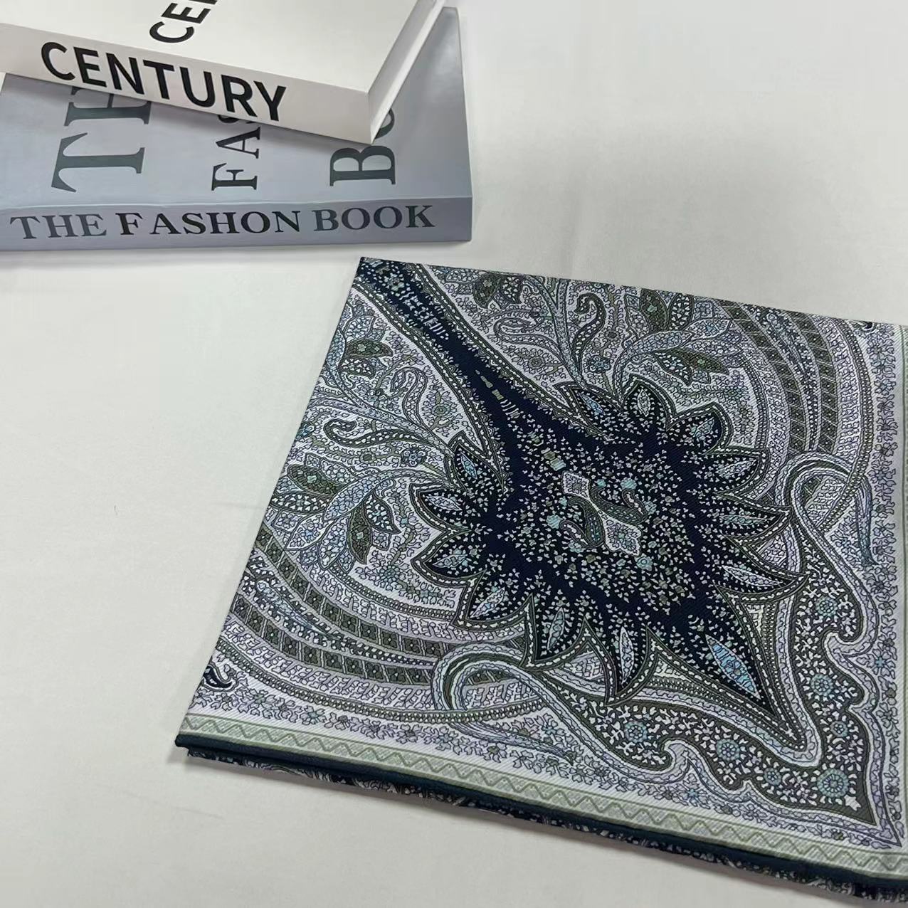 110波尔西大斜纹-荧蓝拼块 105cm丝巾