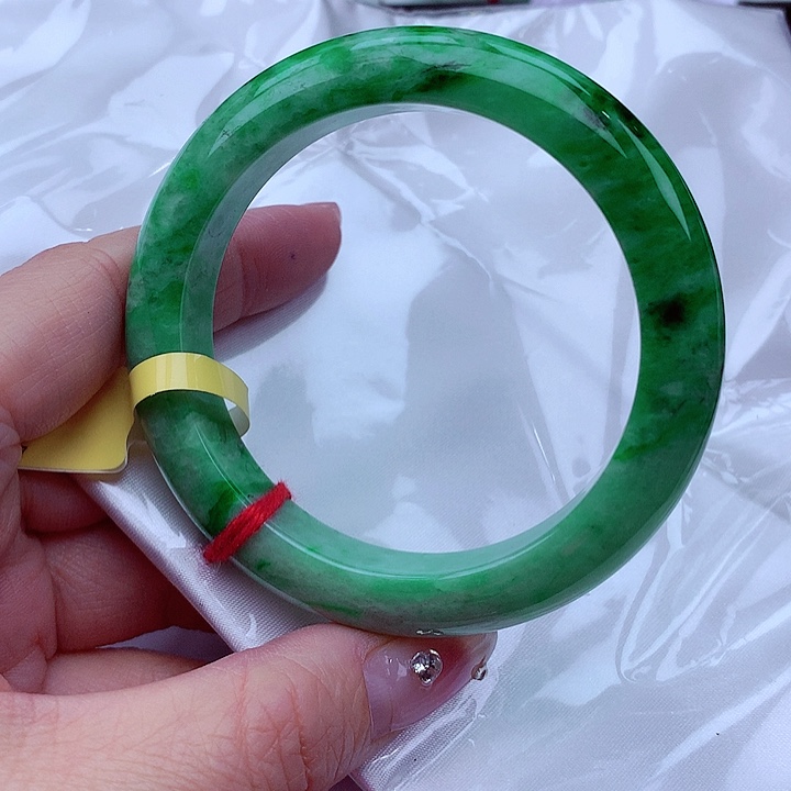 翡翠手镯未镶嵌翡翠