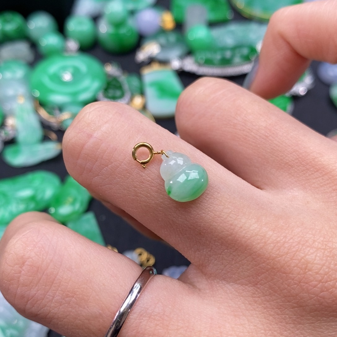 翡翠颈饰18K金镶嵌吃***。翡翠