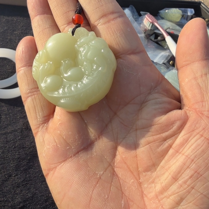 玉黄口色貔貅圆牌吊坠