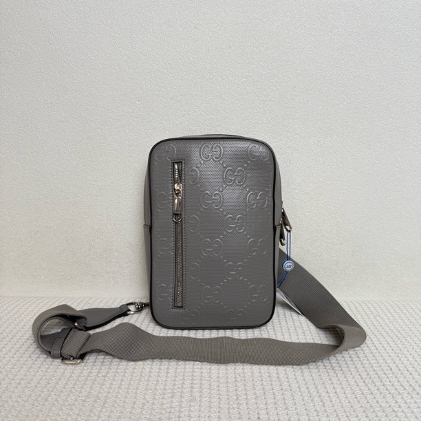 99新 GUCCI/古驰 98新6417/男士百搭经典灰色全皮压纹胸包/可单肩