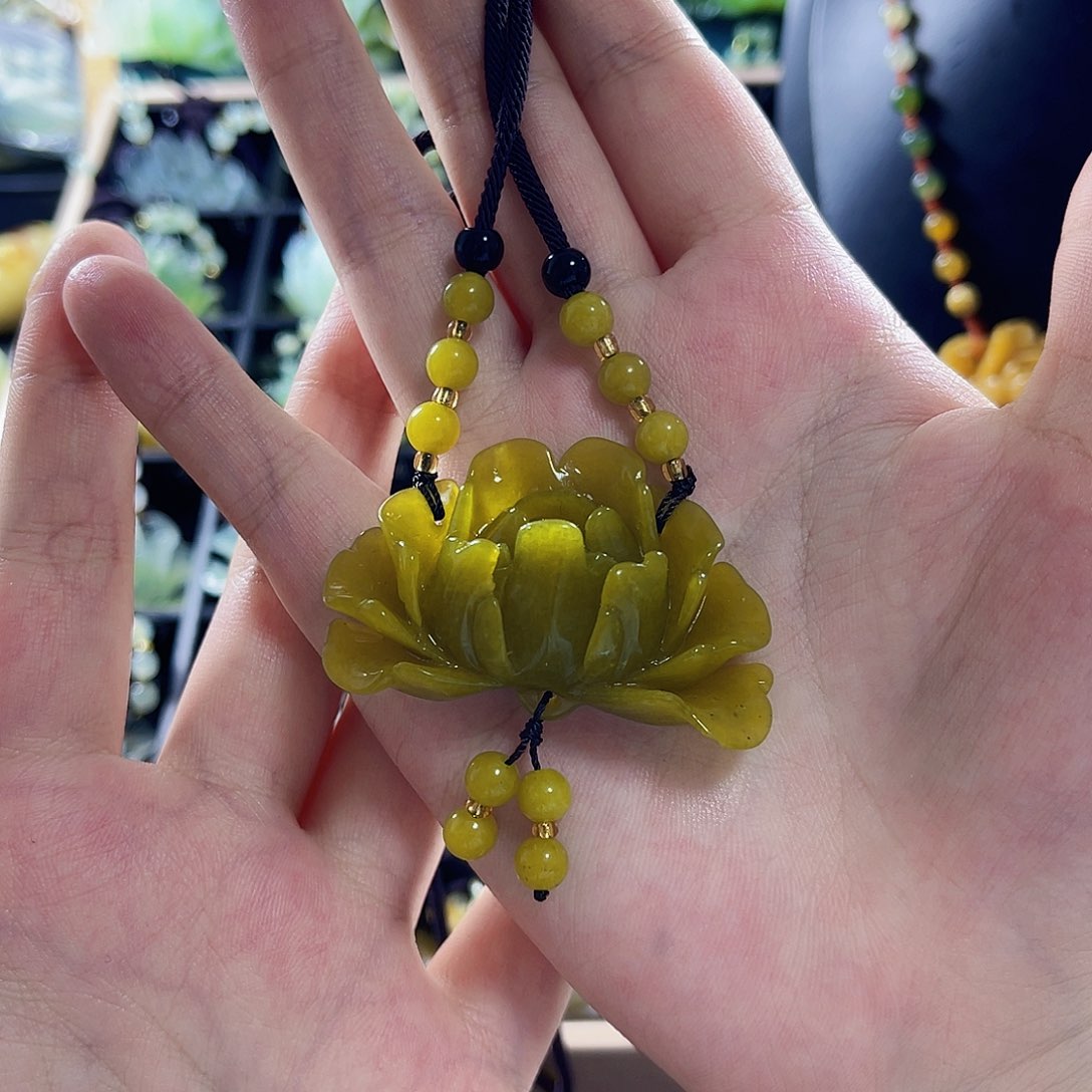 蛇纹石玉颈饰合金