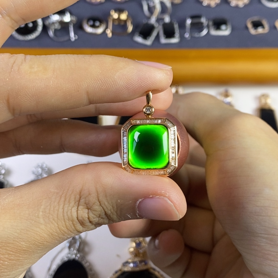 颈饰18K金镶嵌翡翠