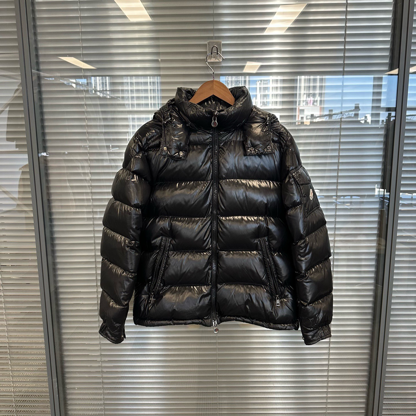99新 MONCLER maya爆款黑色亮面连帽羽绒服 99新 3码 #ll6740