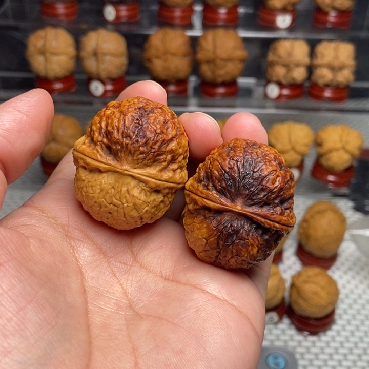 文玩核桃把件七彩蚂蚁纹元宝55