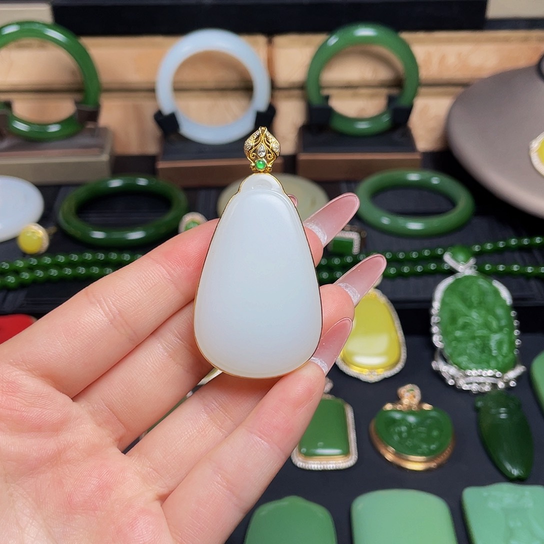 颈饰18K金镶嵌和田玉白玉无事牌