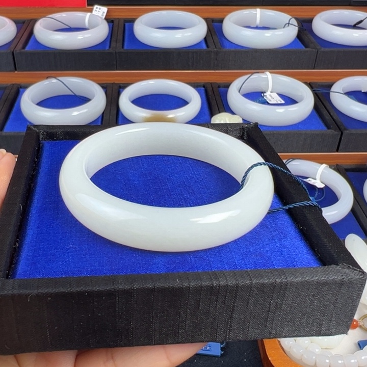 和田玉未镶嵌手镯