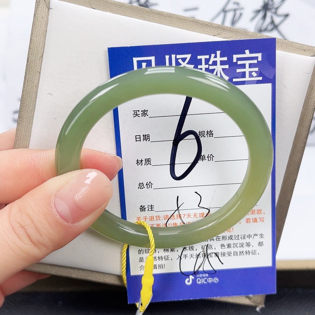 和田玉手镯未镶嵌