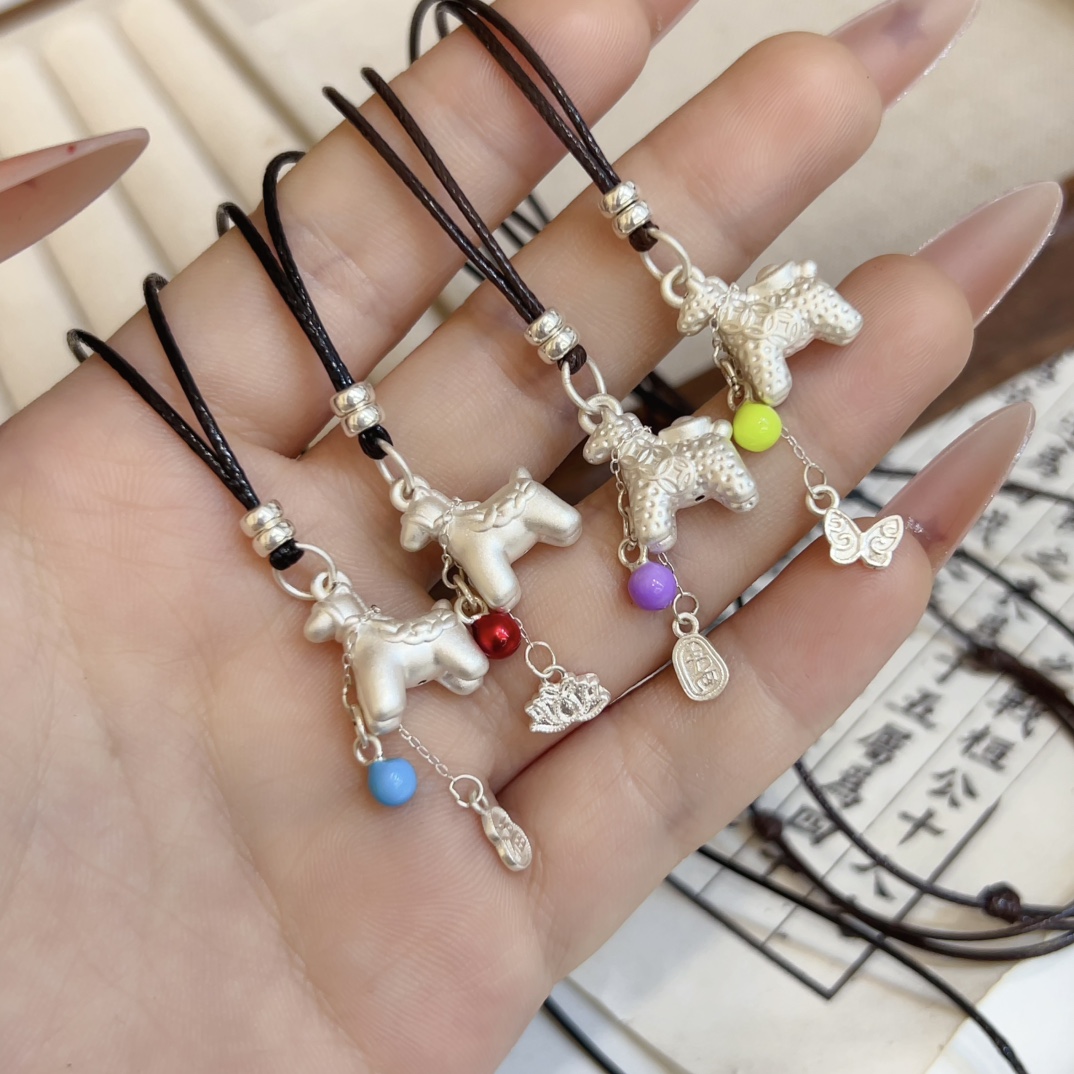 吊坠足银 足银金钱马彩色铃铛流苏编织项链