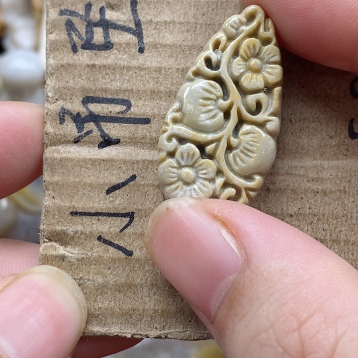 颈饰未镶嵌硅化珊瑚（珊瑚玉）。