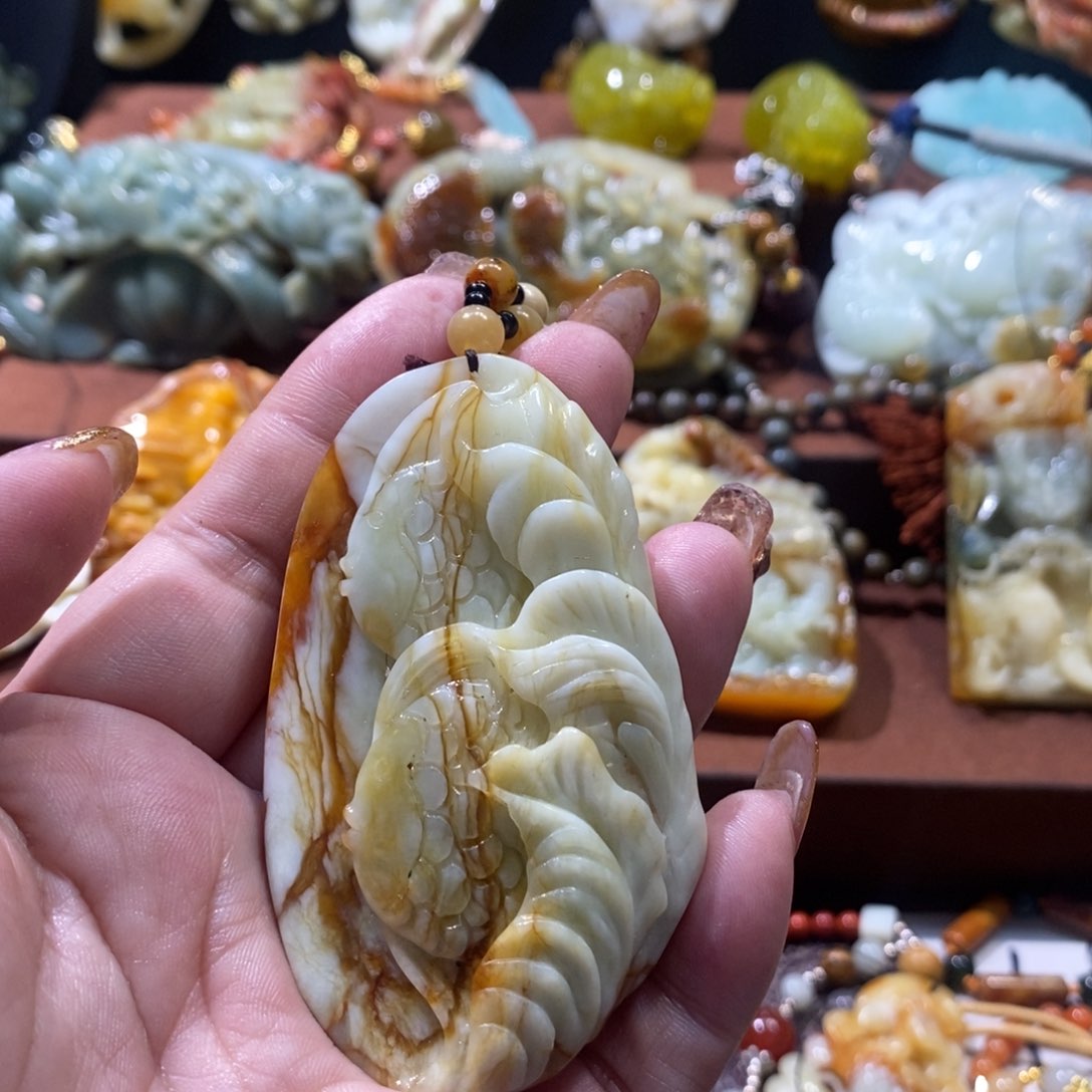 蛇纹石玉颈饰未镶嵌