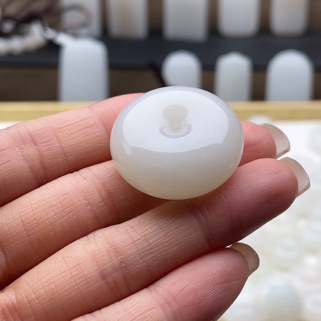 翱****和田玉未镶嵌颈饰