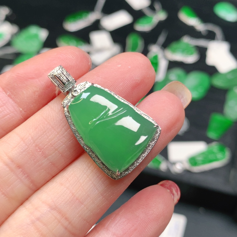 【闪购商品】翡翠吊坠(赠链)18K金镶嵌