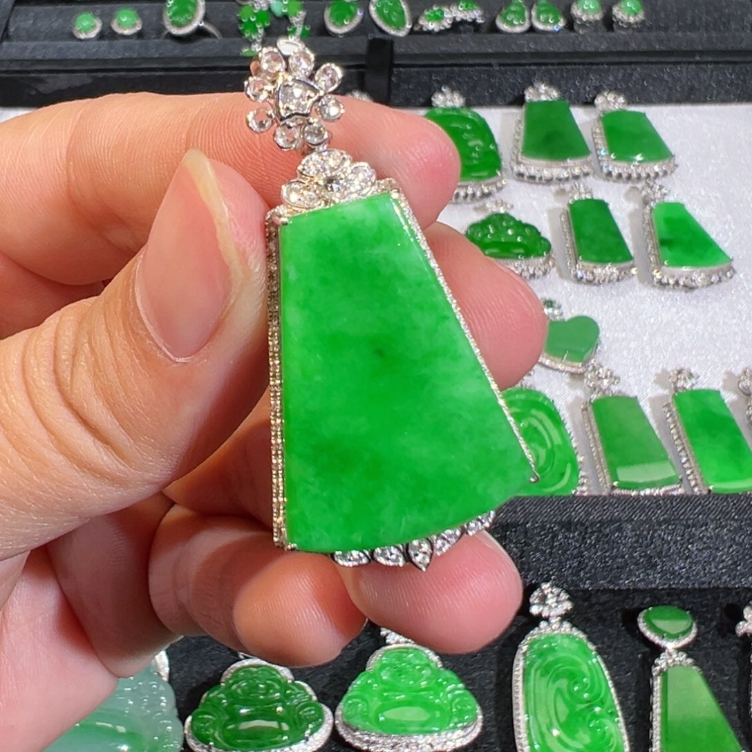 【闪购商品】翡翠吊坠(不含链)18K金镶嵌