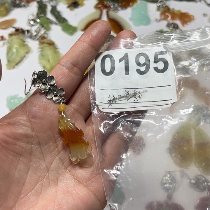 牛***牛蛇纹石玉合金耳饰