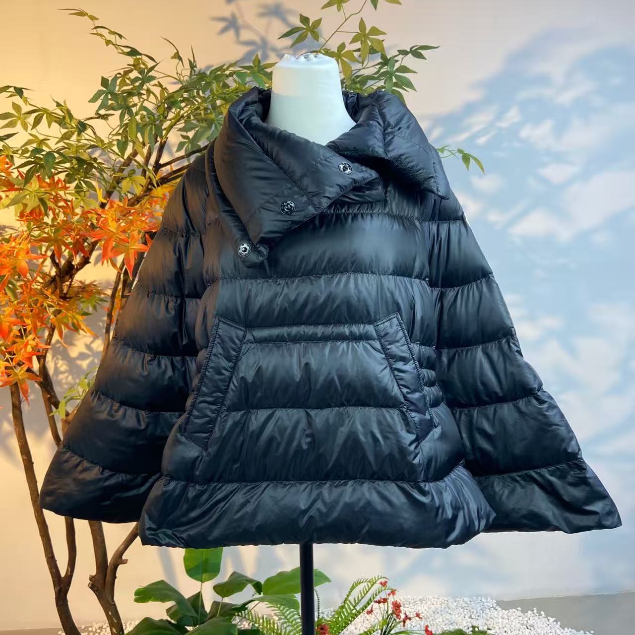 99新 MONCLER 250586/0码/纯色斗篷式大翻领羽绒服
